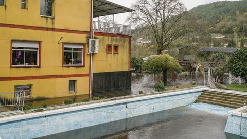 Las aguas del Veronza y el Avia han inundado algunas zonas de la capital de O Ribeiro y bajos pr�ximos a los cauces