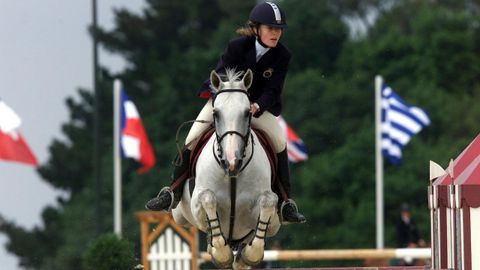 Marta Ortega participando en el II Concurso de Saltos Internacional de A Corua, en el Club Hpico Casas Novas, en 2001.