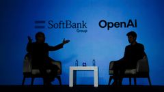 Masayoshi Son, presidente de SoftBank, el mayor accionista privado de OpenAI, conversa con Sam Altman (derecha).
