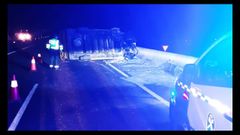 La furgoneta volc� al impactar con una estructura de hormig�n