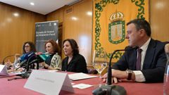 Teresa Peramato, este viernes en Mari��n, entre el presidente de la Diputaci�n de A Coru�a, Valent�n Gon�lez Formoso, y la fiscala superior de Galicia, Carmen Eir�.