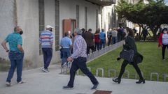 Sanidade realiz� ayer dos cribados en Ribeira, uno en el centro de salud a vecinos de entre 60 y 70 a�os (en la imagen), y otro a los trabajadores de la lonja