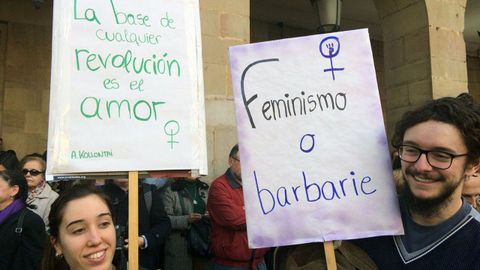 Cartel reivindicativo del 8M, en una concentraci�n en Asturias