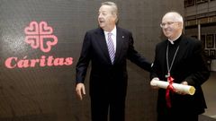 Santiago Rey Fern�ndez-Latorre, en el momento de entregar a C�ritas el galard�n, que recogi� Juli�n Barrio