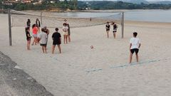 Alrededor de 27 ni�os y ni�as participan en el campus de v�ley-playa en Ares.