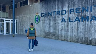 Un agente, entrando a la c�rcel de A Lama, en una imagen de archivo.