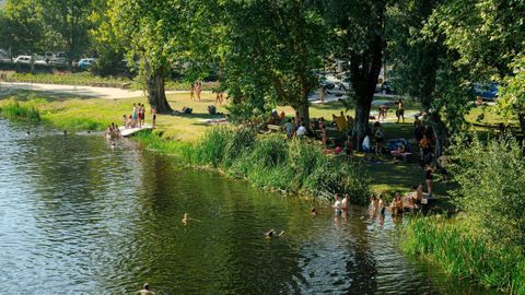 Gente bañándose en el río Arnoia a su paso por Allariz en verano.