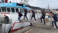 Alumnos de cursos de FP dual en los que se implicaron organizaciones de armadores de Celeiro y Burela, entre otros, subiendo a uno de los pesqueros burelenses donde completaron su formacin (foto de archivo)