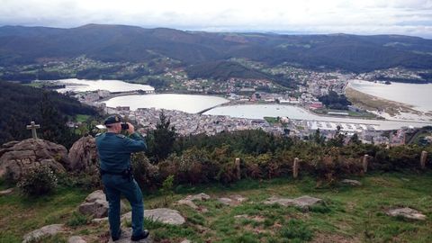 Unidades especializadas como la del Seprona, en imagen de archivo en el monte San Roque de Viveiro, cuentan con muy pocos efectivos para cubrir A Maria