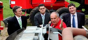 Tom�s Fern�ndez-Couto, que inaugur� Galiforest, visit� con representaci�n ferial las m�quinas expuestas