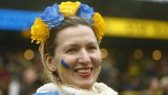 Una mujer, tocada con una diadema con los colores de la bandera ucraniana, durante un partido de ftbol disputado en abril en Alemania