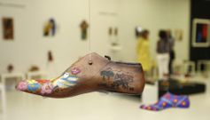 En la exposici�n en la sala Apo?strophe se pueden ver piezas que los artistas han creado sobre hormas de madera. 