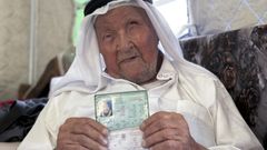 Yahya Abdelwahid al Taybi, de 90 a�os, en una tienda de campa�a en Gaza.