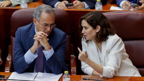Enrique Ossorio con Isabel D�az Ayuso en la Asamblea de Madrid