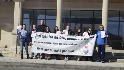 Representantes de la Asociaci�n Veci�al do Concello de Cari�o, con las firmas recogidas, delante del consistorio local