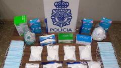 Guantes y mascarillas intervenidos, que se revend�an de forma fraudulenta tras ser sustra�dos por un trabajador de un almac�n sanitario, en una tienda de telefon�a. Una mascarilla llegaba a alcanzar los 40 euros