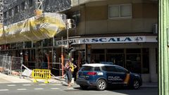 Un coche de la Polica Nacional en el lugar del accidente