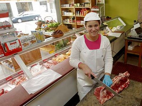 Migu�ns, en la carnicer�a y ultramarinos que inaugur�. 