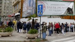 La cola para hacerse con un viaje del Imserso a las puertas de la agencia de Halcn Viajes de la ronda de Outeiro super el centenar de personas
