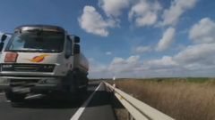 Momento el que el cami�n de mercanc�as peligrosas (transporta gas�leo) est� a punto de arrollar al ciclista