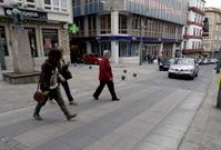 Los nuevos pasos de cebra est�n compuestos por losetas de granito gris y rosa sin pintar.