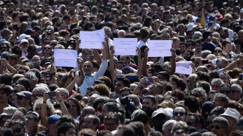 Los ciudadanos espaoles han rendido homenaje a las vctimas con un minuto de silencio en la Plaza de Catalua