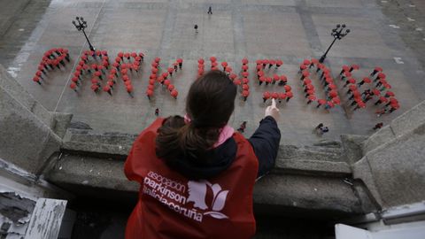 Enfermos de p�rkinson forman con paraguas el nombre de la enfermedad en la plaza de Mar�a Pita