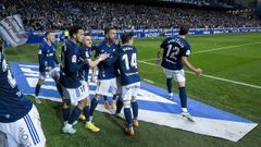 Los jugadores del Oviedo celebran el gol de Bastón en el derbi