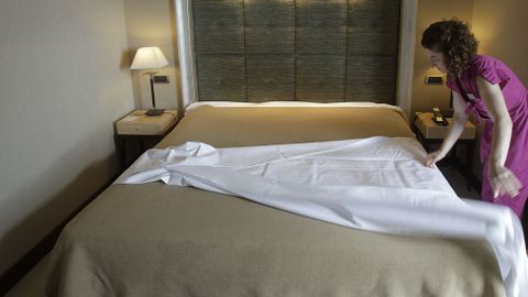 La clave es que no haya ni una arruga ni en la funda del colch�n ni en la s�bana de abajo que no es ajustable, pero debe parecerlo hasta quedar totalmente prensada. 