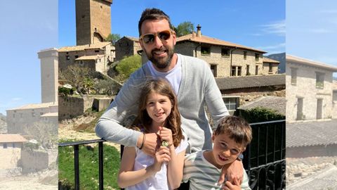 Adri�n con sus dos hijos.