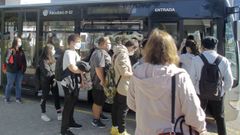 Parada de bus ante el Marcide repleta de personas 