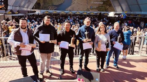 Los representantes de las seis bodegas ganadoras, con sus diplomas