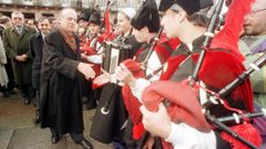Fraga saluda a un grupo de gaiteiros en el acto de toma de posesin como presidente de la Xunta en 1997
