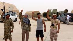 Milicianos del Gobierno de Trpoli celebran la conquista de la base area de Al Watiya