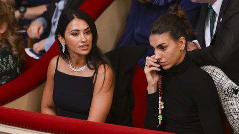 A la izquierda, la mujer de Leo Messi, Antonela Roccuzzo.