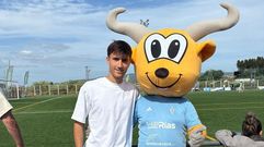 El c�ltico Javi Rodr�guez, posando con la mascota del Vilalonga FC mientras asist�a al torneo alev�n de f�tbol 11 Celeste Cup.