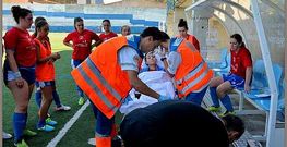 Momento del traslado de Mar�a Tri�anes del campo al hospital rodeada de sus compa�eras.