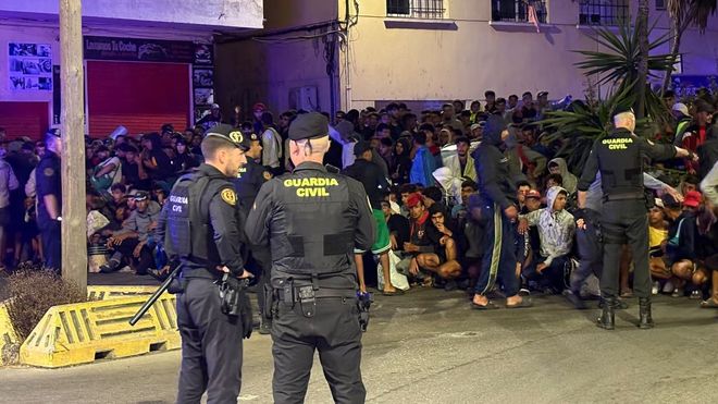 Traslado de inmigrantes al Puerto de Ceuta
