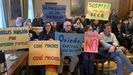 Asociaciones de padres y madres protestas en el pleno de Oviedo contra el recorte en becas escoalres