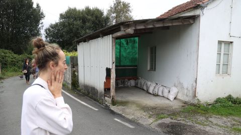 En alguna casa se colocaron sacos para hacer un dique contra las riadas de Neda.