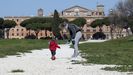 Una mujer jugaba este mi�rcoles con su hijo por el Circo M�ximo de Roma tras permitir inicialmente las autoridades italianas que los ni�os puedan salir a pasear una hora, una excepci�n que est� a debate en Espa�a
