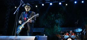 Traer a la orquesta Olympus cost� tanto como el concierto de Siniestro Total en A Xunqueira. 