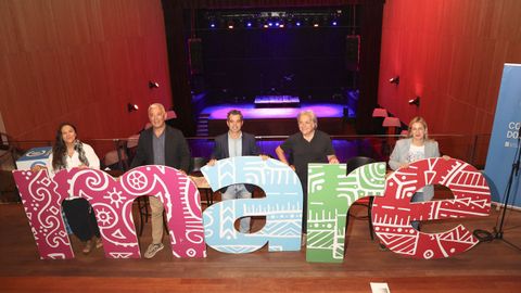 Faia, Valent�n Garc�a, Marcos G�mez, V�tor Belho e M�riam Louzao, na presentaci�n de Mar� na Capitol
