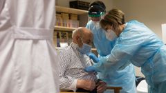 Avelino, a sus 96 a�os, uno de los primeros que recibi� en Lugo la vacuna contra el coronavirus