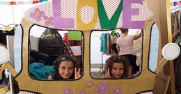 En la tienda Dor� montaron un escaparate recreando la m�tica furgoneta Volkswagen. 