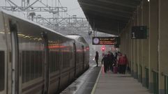 Viajeros del tren Alvia Barcelona-A Coru�a, bajan al and�n en la estaci�n de Monforte, en una fotograf�a de archivo