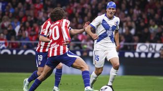 Miguel Loureiro, ante dos rivales en un lance del partido