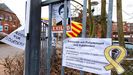 Carteles en solidaridad de Puigdemont en el exterior de la c�rcel alemana de Neum�nster