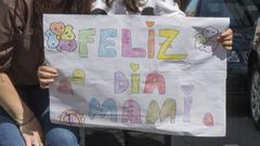 Un cartel de felicitaci�n por el D�a de la Madre en Carballo en plena pandemia.