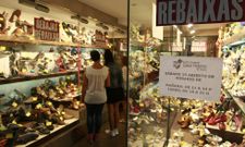 Establecimientos de Viveiro tienen carteles informando del horario especial de apertura. 